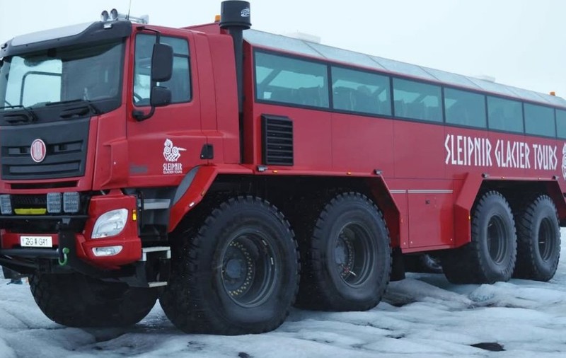 Vehiculul gigantic creat pe baza autobuzelor Tatra care poate duce turiștii din Islanda acolo unde nicio altă mașină nu poate ajunge. Sursă foto: Instagram/ @tatratrucks