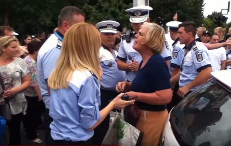 Ce amendă a primit femeia care a refuzat să se legitimeze, după ce a traversat neregulamentar, în Capitală