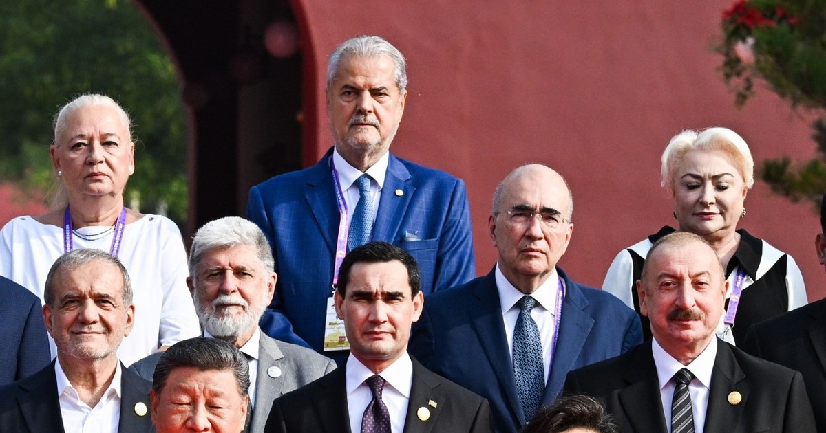 La Beijing, lângă Adrian Năstase au stat soția, Dana Năstase, și Viorica Dăncilă. Foto: Profimedia