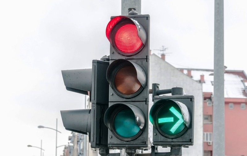 Semaforul intermitent de dreapta - ce înseamnă și ce trebuie să facă șoferii când îl întâlnesc