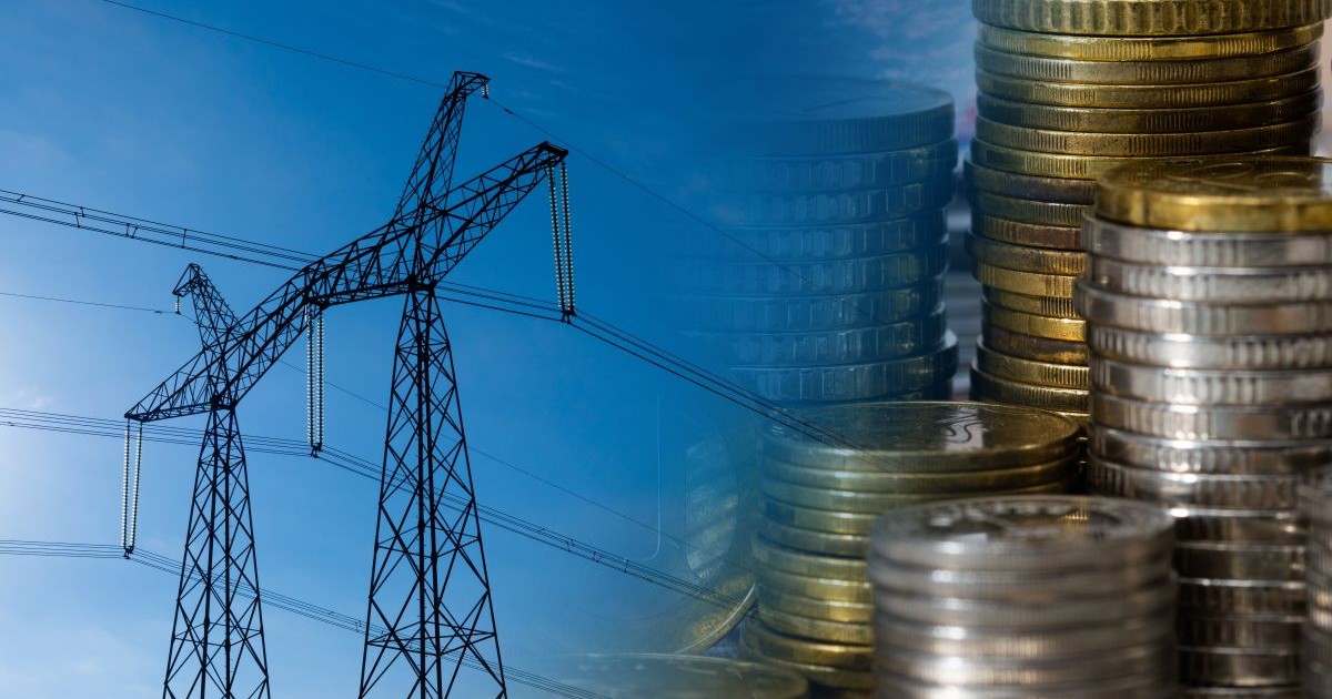 Rețele de energie electrică în stânga pozei, pe un fundal albastru, și teancuri de monede aurii de bani
