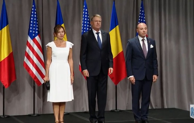 „România merge bine şi economia românească creşte”, le-a spus Klaus Iohannis românilor la San Francisco, unde au putut veni doar oameni selectați, pe bază de invitație, la întâlnirea organizată de ambasadă