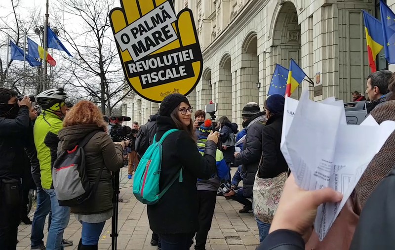 VIDEO / Declaraţia 600 şi-a luat ”zborul”! Zeci de avioane de hârtie, făcute din acest document, au zburat spre Ministerul Finanţelor