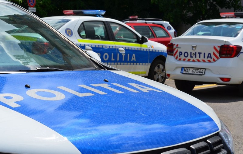 Bărbatul din Timiș care și-a înjunghiat soția, deși avea ordin de protecție, a fost reținut. Fiica de 13 ani a intervenit pentru a-și salva mama