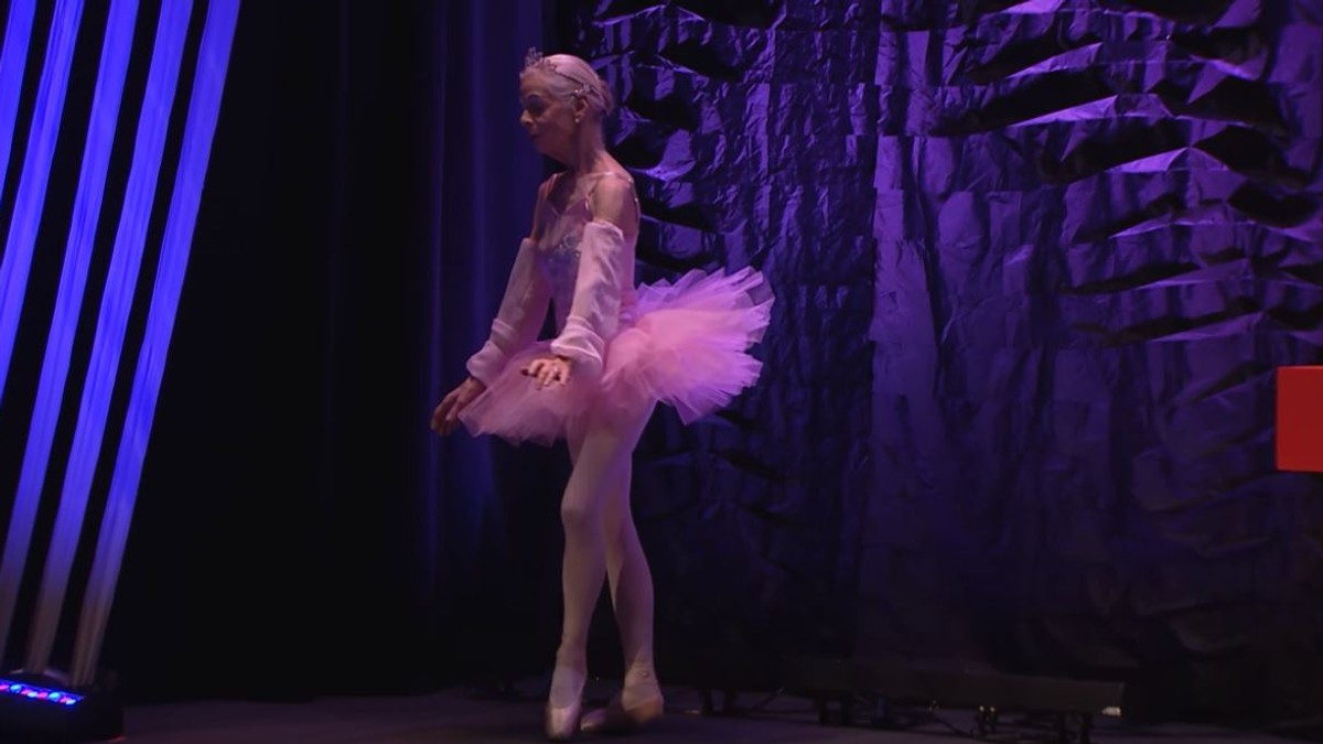 Povestea lui Suzelle Poole, balerina de 79 de ani care încă dansează pe scenă. „Baletul ajută în toate”