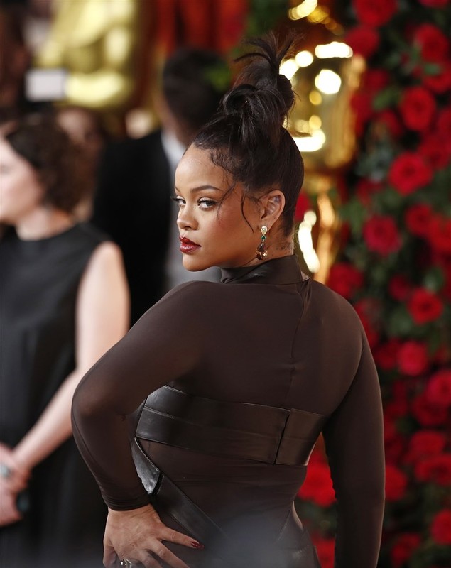 Rihanna, spectaculoasă și însărcinată la Oscar 2023. Cum și-a pus artista sarcina în evidență, pe scena evenimentului