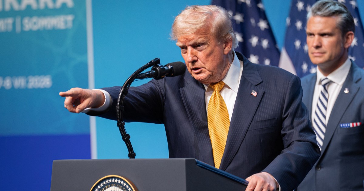 Președintele american Donald Trump, în timpul declarațiilor de presă făcute de la Summitul NATO de la Ankara, poartă un costum albastru și o cravata galbenă