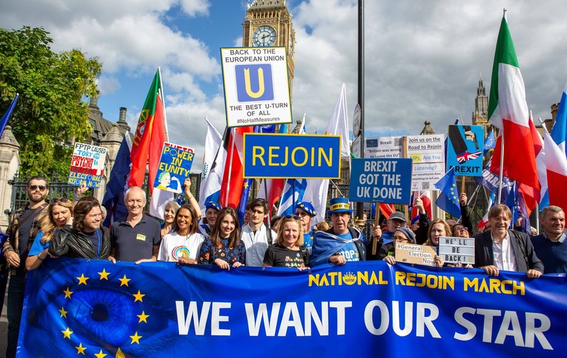 Brexitul dă o palmă serioasă Marii Britanii: Morgan Stanley și alte bănci mută miliarde de lire și sute de angajați din Londra către centre financiare din UE