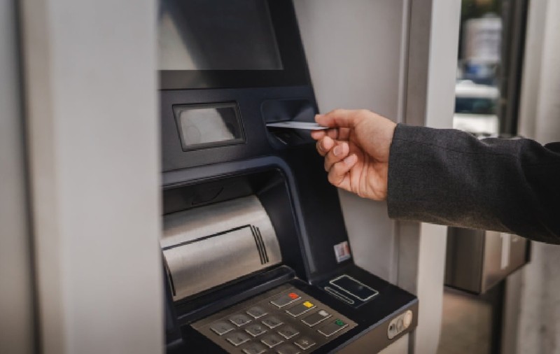 Polițistul din Oradea ce ducea șoferii care nu aveau cash la bancomat: „Ne înțelegem?”