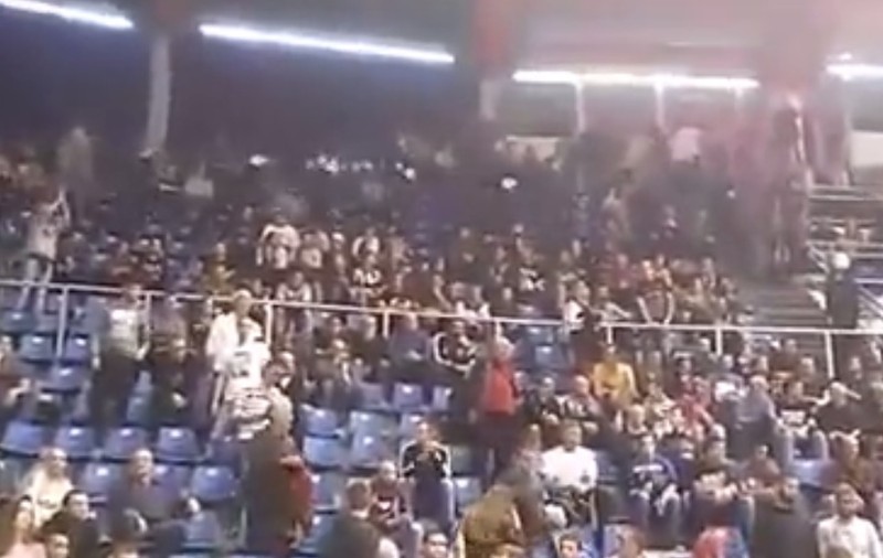 Ce nebunie! De la un moment de reculegere s-a încins o bătaie-n toată regula! | VIDEO