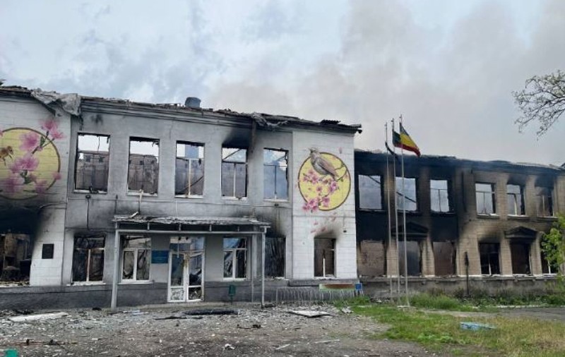 Rușii, acuzați că au folosit bombe cu fosfor alb la o școală din Doneţk. Clădirea a fost mistuită de flăcări