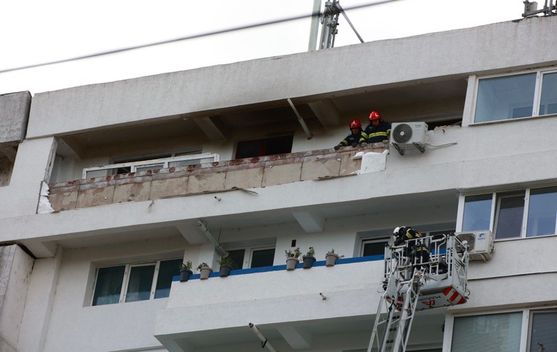 Locuitorii din blocul peste care a căzut drona la Galați se vor putea întoarce în apartamente, dar momentan nu vor avea nici gaze și nici curent electric
