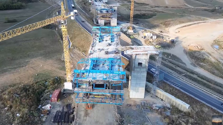 constructorul folosește un cofraj mobil de mari dimensiuni pe un viaduct