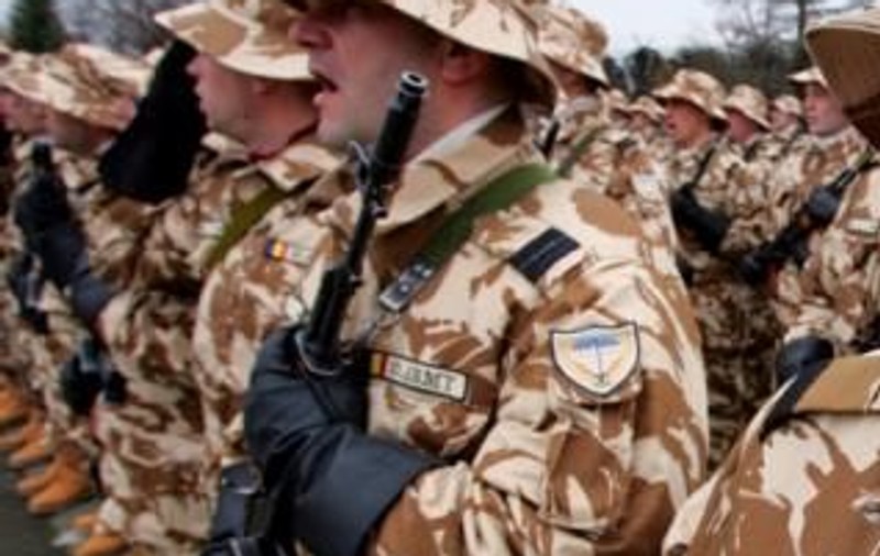 Militar român rănit în Afganistan, decorat de Băsescu 