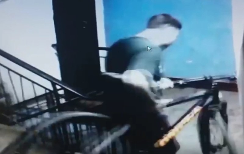 VIDEO | Doi hoți au fost filmați în timp ce furau o bicicletă dintr-o scară de bloc din Galați