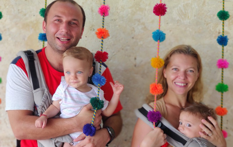 Experiența curajoasă a unei familii din România. Șase luni pe trei continente, cu doi bebeluși și fără bagaj de cală. ”Cum te descurci acasă cu copiii, așa o faci și în călătorie!”