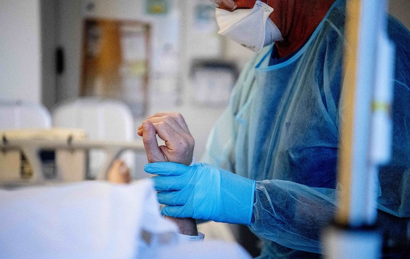 Rănile lăsate de valurile COVID printre cei din prima linie. Asistenta care în nouă luni și-a pierdut soțul, mama și sora