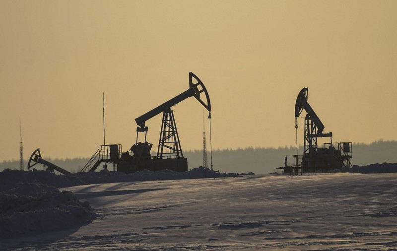 Prețul petrolului american a scăzut sub 100 de dolari după ce Rusia a anunțat că „reduce drastic” ofensiva în Kiev și Cernihiv