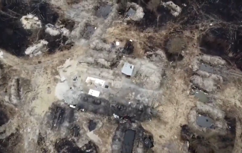 Imagini din dronă: rușii au săpat tranșee în Pădurea Roșie, o zonă foarte radioactivă de la Cernobîl