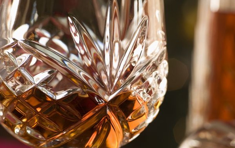 Alcoolemie uriașă pentru o fată de 14 ani din Iași. A fost la un pas de comă alcoolică