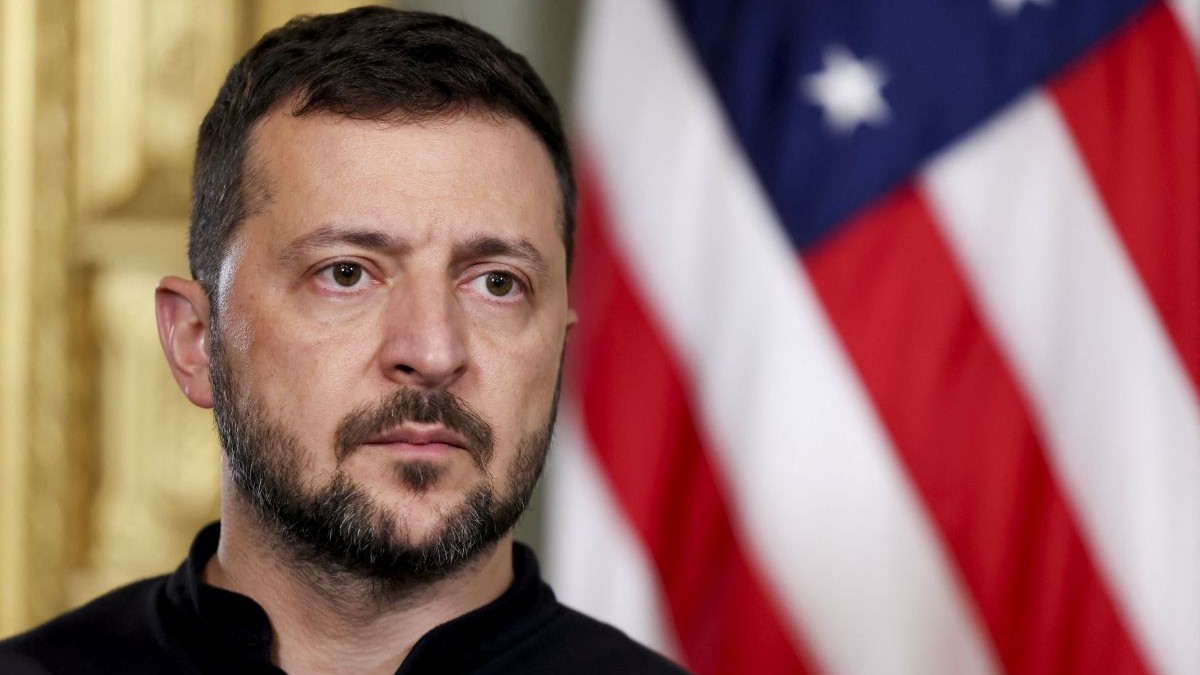 volodomir Zelenski, extrem de concentrat în cadrul unei vizite în SUA., În spatele său se observă o parte din drapelul american