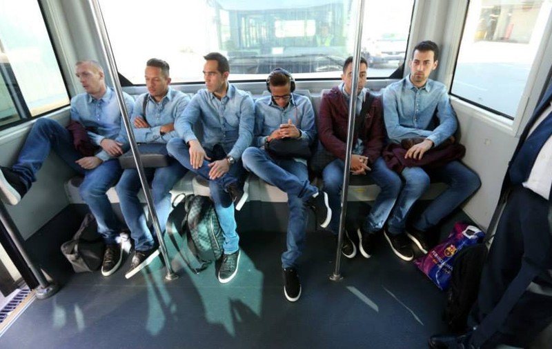 Fotbaliștii Barcelonei, uniformizați în denim