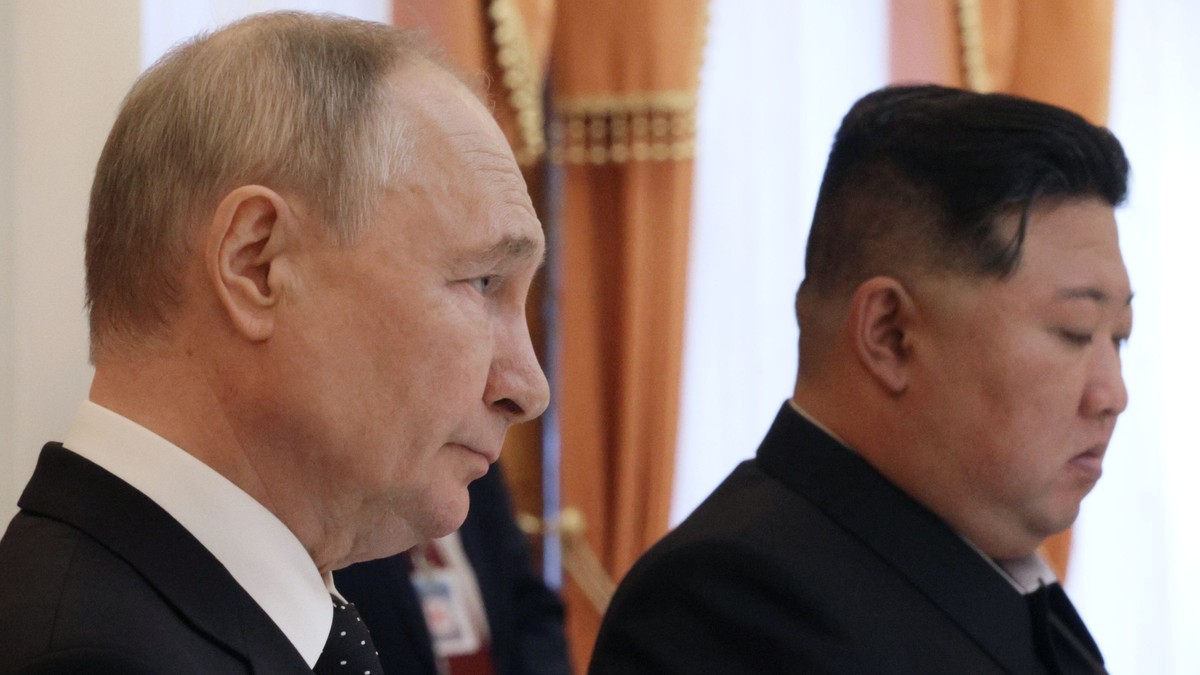 Vladimir Putin (stânga), la Phenian, cu Kim Jong-un (dreapta) Foto: Hepta