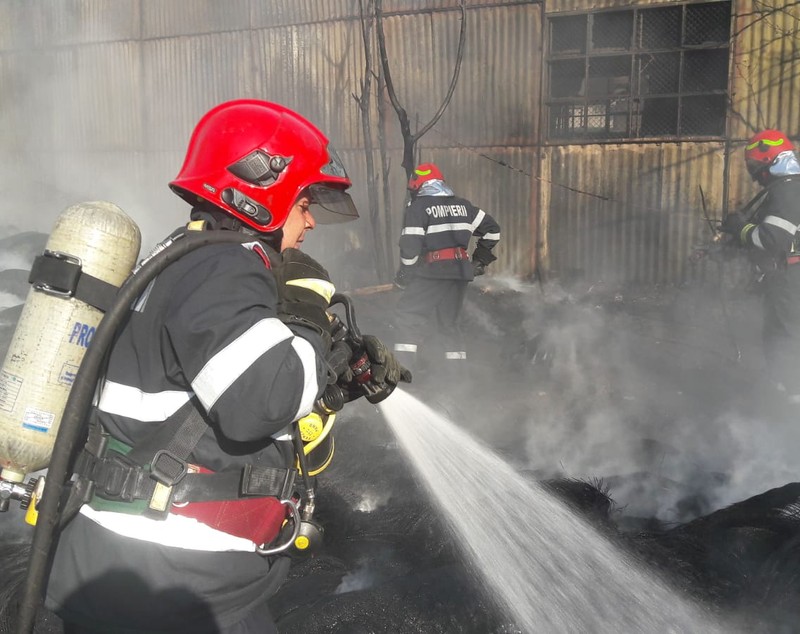 Incendiu puternic la un depozit de anvelope din Măgurele, lângă Centura Capitalei (FOTO)