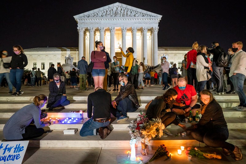 Sute de americani s-au adunat pe treptele Curții Supreme a SUA în semn de recunoștință față judecătoarea Ruth Bader Ginsburg. EPA-EFE/JIM LO SCALZO