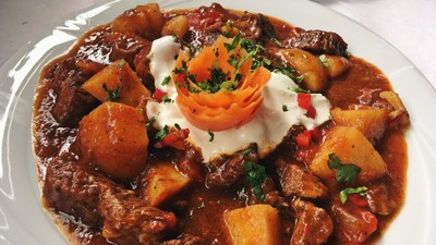 Gulaș - rețete tradiționale. Cum se face gulașul de vită, de pui și cel unguresc