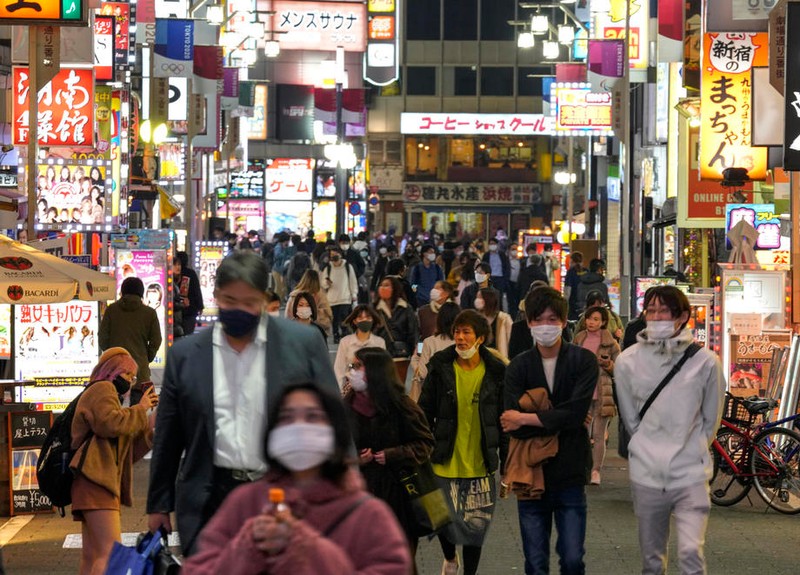 Vizitatorii Kabukicho la Shinjuku, cea mai mare zonă de divertisment din Japonia | Foto: EPA