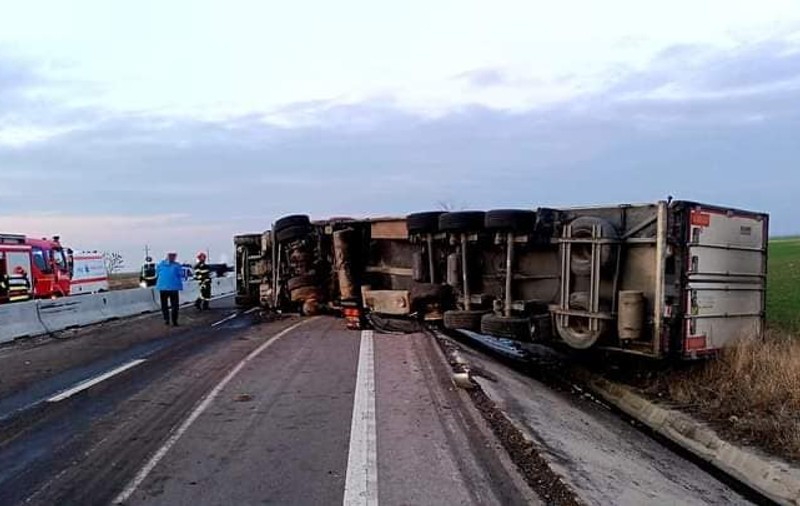 Drumul naţional care leagă Giurgiu de Bucureşti a fost blocat pe sensul spre Capitală după ce un TIR s-a răsturnat