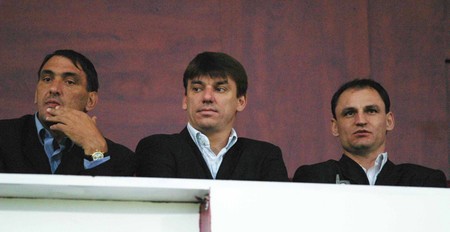 Formatia Rapid Bucuresti a invins, simbata, pe teren propriu, cu scorul de 2-0 (1-0), echipa Poli AEK Timisoara, intr-un meci contind pentru etapa a XXVII-a a Diviziei A. In imagine, Dumitru Stingaciu, Daniel Prodan si Toni Dobos