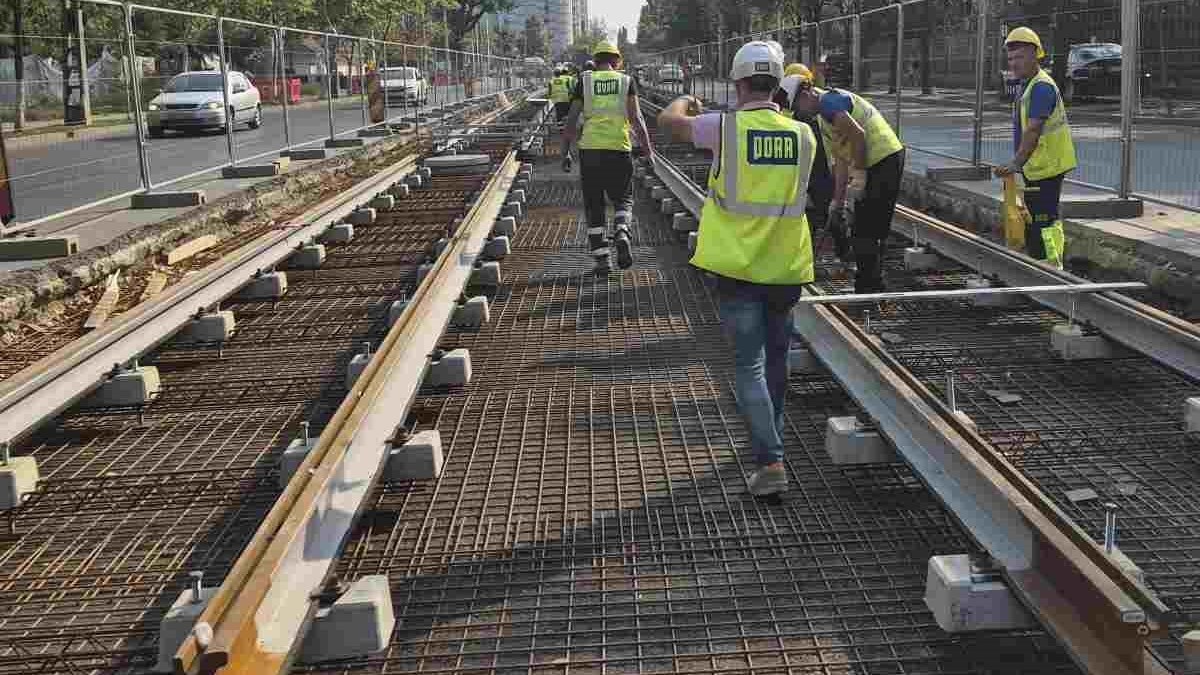 Lucrările la liniile de tramvai din estul Bucureștiului înaintează neuniform, constructorii montează șinele „pe pauze”. Sursă foto: Club Feroviar.