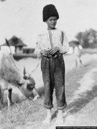Frank G. Carpenter: „Nu ai nimic de făcut toată ziua decât să te uiți la o vacă. Aceasta este meseria acestui băiat de țăran român. În timpul orelor lungi, el cântă la flaut și învață cântecele păsărilor.”