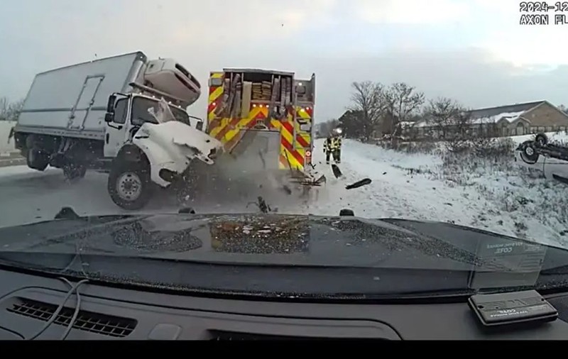 Un camion mic a intrat în plin într-o mașină de pompieri care abia sosise la locul unui accident, pe o autostradă din Statele Unite | VIDEO