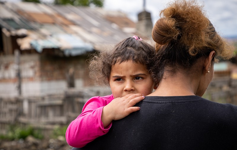 „Salvați Copiii”: Segregarea copiilor romi în școli, interzisă pe hârtie, dar practicată pe teren