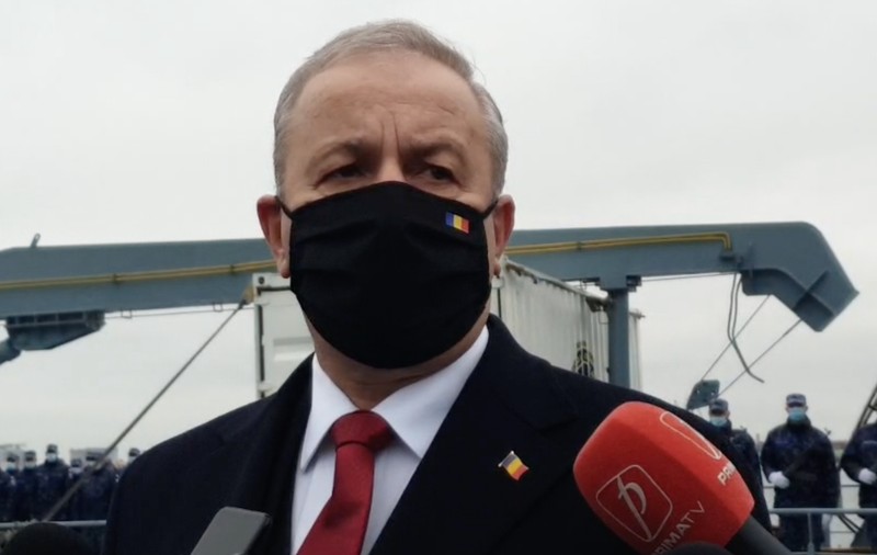 Cum explică Vasile Dîncu faptul că a purtat o mască textilă, deşi nu avea voie: Erau două măști lipite „în regie proprie”