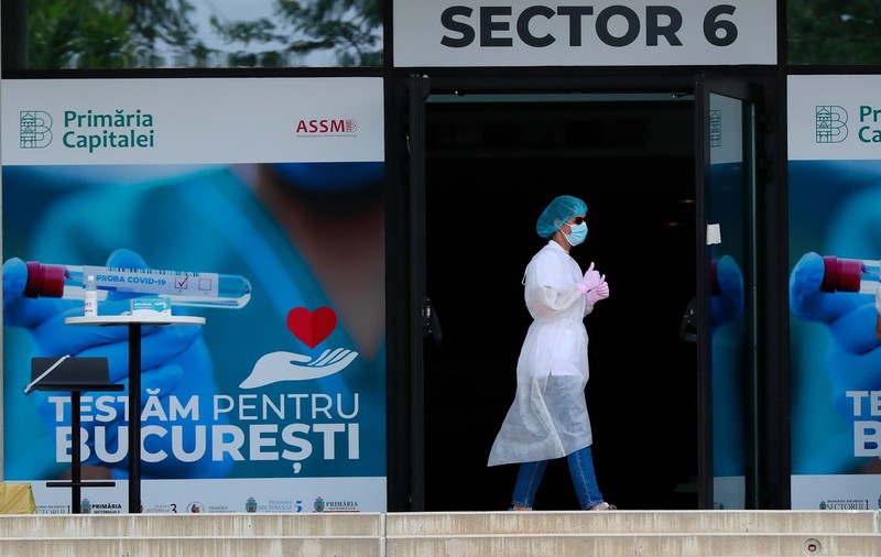 Medicii români prevăd o toamnă blândă pe frontul COVID: „Virusul se adaptează să supraviețuiască, nu să provoace forme mai grave”