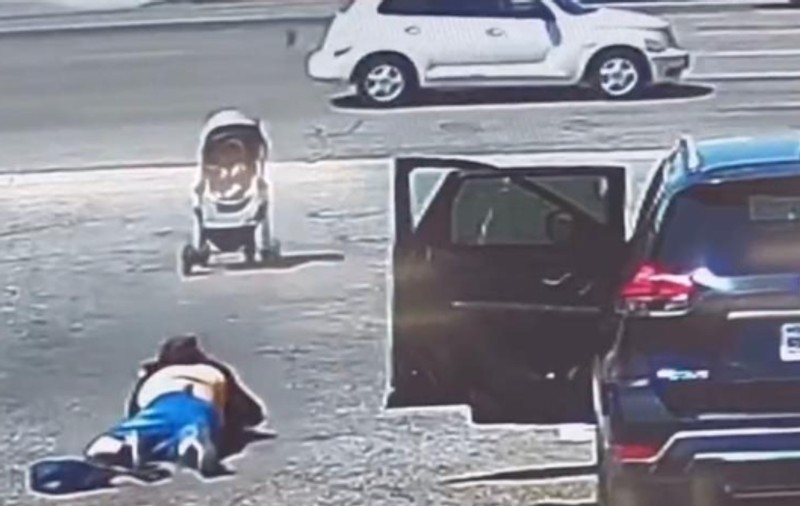 Momentul în care un cărucior în care se afla un bebeluș o ia la vale, spre o autostradă aglomerată, în SUA. Un bărbat a intervenit în ultimul moment