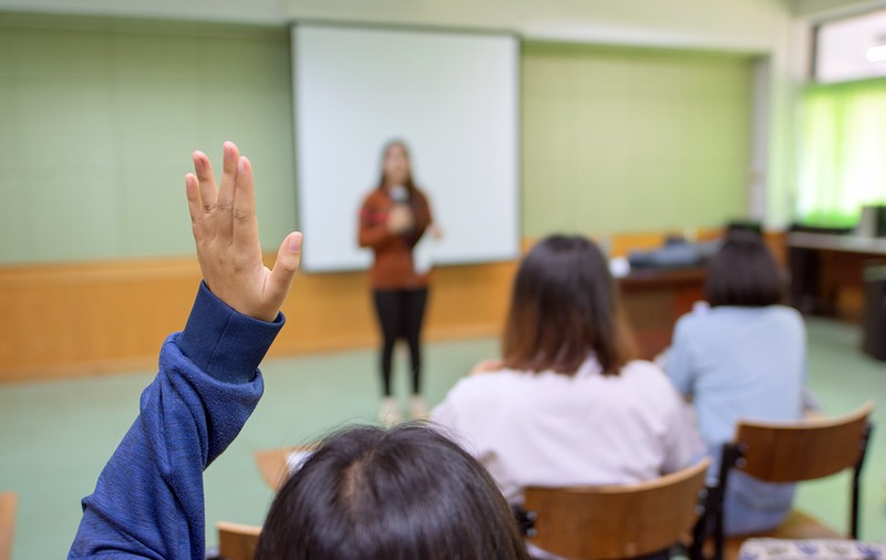 Nota 3! Profesoara Daniela Pârjol povestește cum doi copii săraci din Vrancea “au primit la finalul anului 3, exact nota care trebuia ca să rămână repetenți, pentru ca școala să fie sigură ca va crește la anul numărul de clase, norma și banii”!
