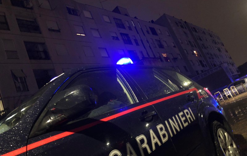 Un român din Italia și-a atacat familia cu o foarfecă, apoi a spart totul în casă. Avocat: „Când a văzut factura dublată la energie, a cedat”