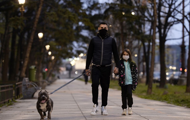 Care e distanța față de casă la care avem voie să ne plimbăm animalul de companie? Răspunsul Poliției Române