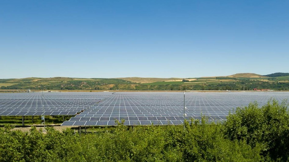 Câmp fotovoltaic de panouri solare producând energie electrică în apropiere de Teius, județul Alba. Poză cu caracter ilustrativ. Foto: Shutterstock