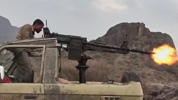 Luptător Houthi deschide focul împotriva forțelor pro-guvernamentale. Imagine difuzată de propaganda rebelilor din Yemen Sursa foto: Profimedia