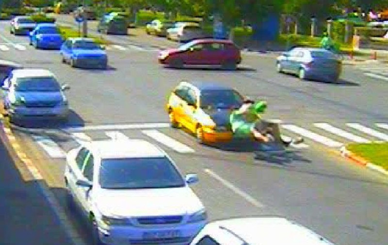 IMAGINI ŞOCANTE! Doi bătrâni izbiţi în plin pe trecerea de pietoni la BUZĂU