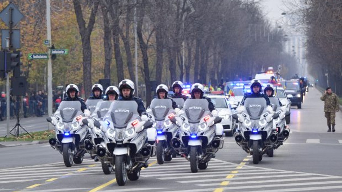 Traian Băsescu la parada de 1 decembrie. A venit cu toți nepoții după el