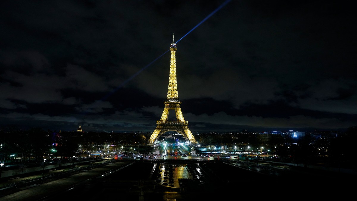 Vedere turnul Eiffel Paris noaptea.