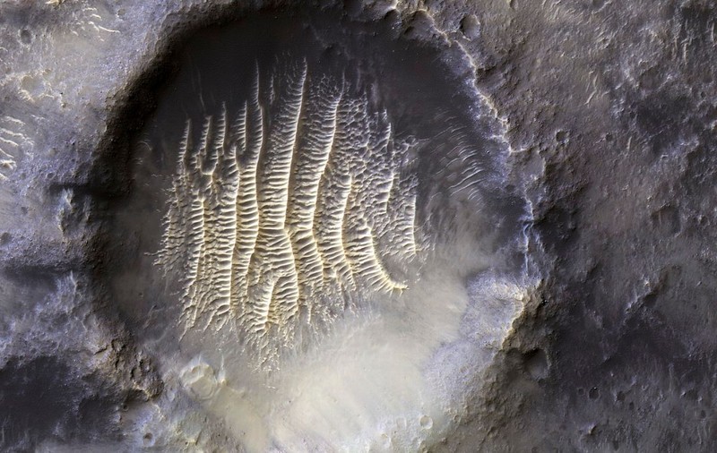 O gaură misterioasă de pe Marte, dezvăluită de NASA, reaprinde teoria conspirațiilor