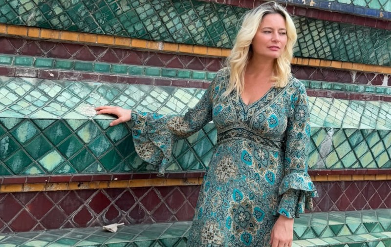Laura Cosoi, în costum de baie pe plaja din Portugalia. Cum arată vedeta după cele patru nașteri. Fanii au fost surprinși